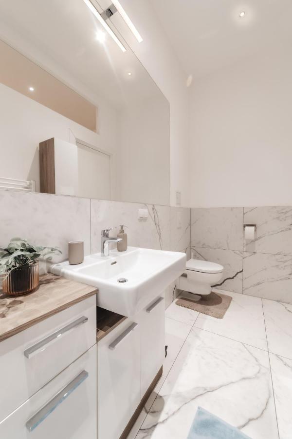 Cozy Apartment, 2 Private Terraces, 8 Min To City Center Bécs Kültér fotó